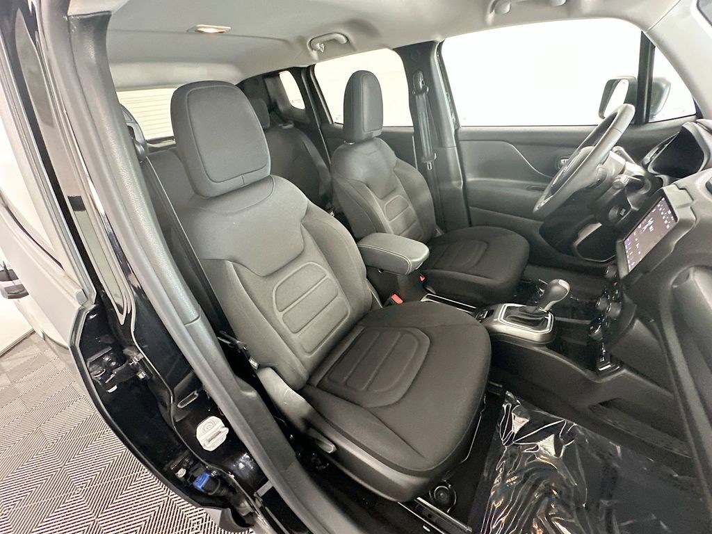 Used 2022 Black Jeep Latitude image 27