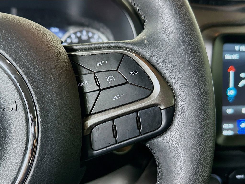 Used 2022 Black Jeep Latitude image 17