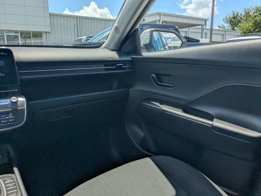 Used 2025 White Hyundai SEL image 15