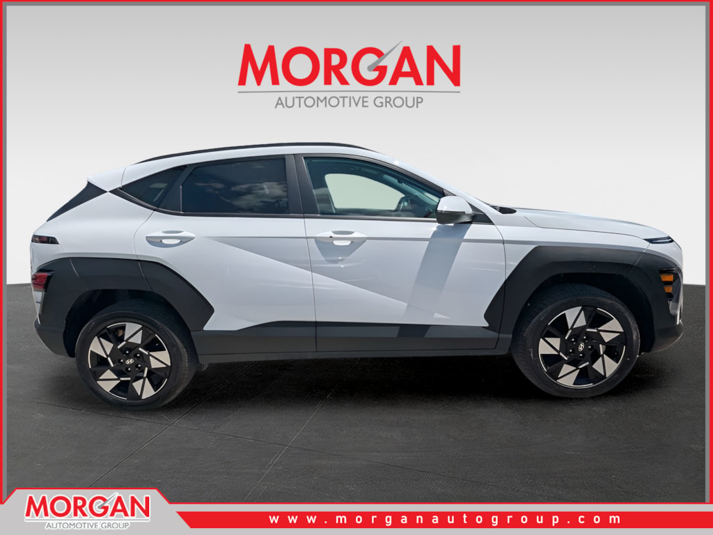 Used 2025 White Hyundai SEL image 2