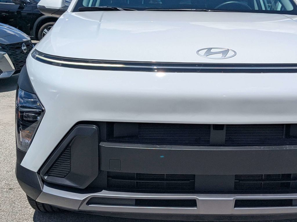 Used 2025 White Hyundai SEL image 9