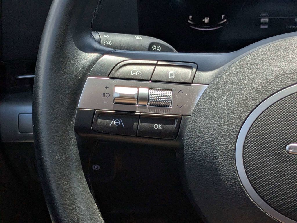 Used 2025 White Hyundai SEL image 21