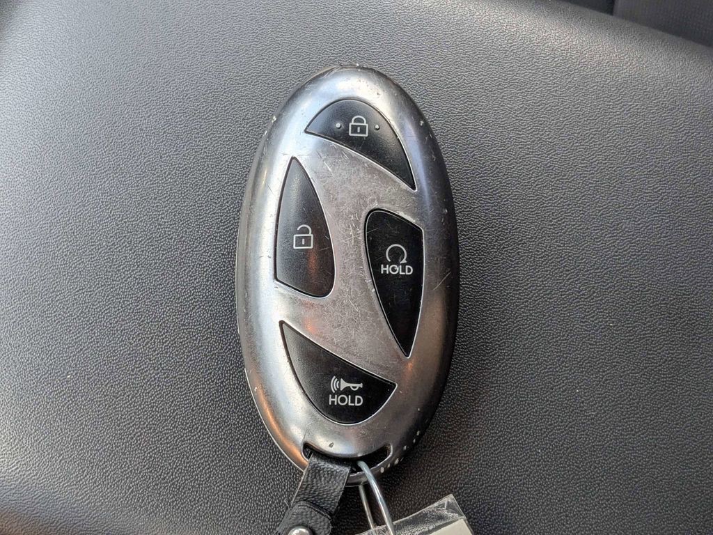 Used 2025 White Hyundai SEL image 29