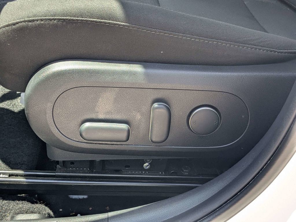 Used 2025 White Hyundai SEL image 18