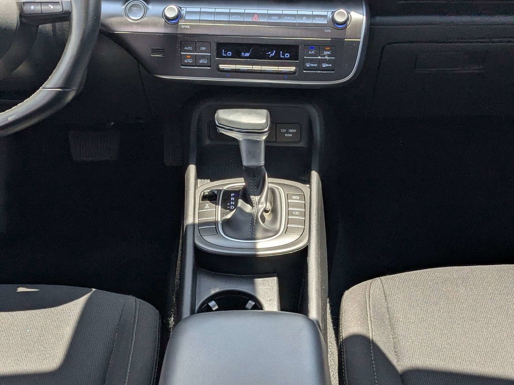 Used 2025 White Hyundai SEL image 17