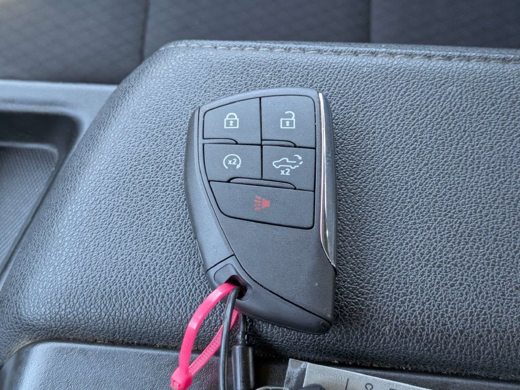Used 2025 White Chevrolet LT image 28