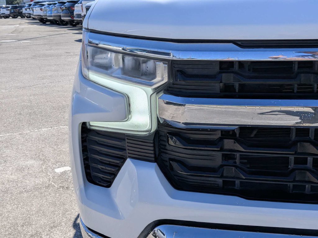 Used 2025 White Chevrolet LT image 9