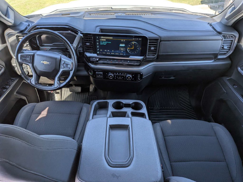 Used 2025 White Chevrolet LT image 13