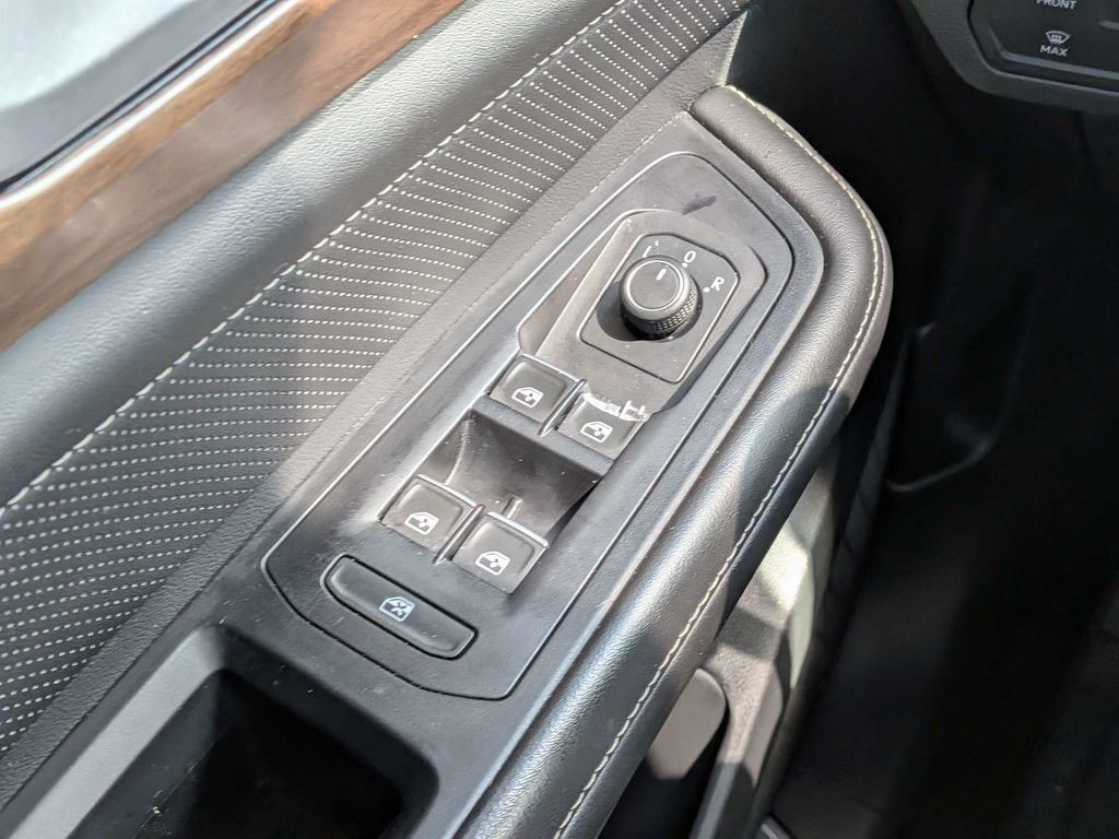 Used 2024  Volkswagen 2.0T SE w/Technology image 22