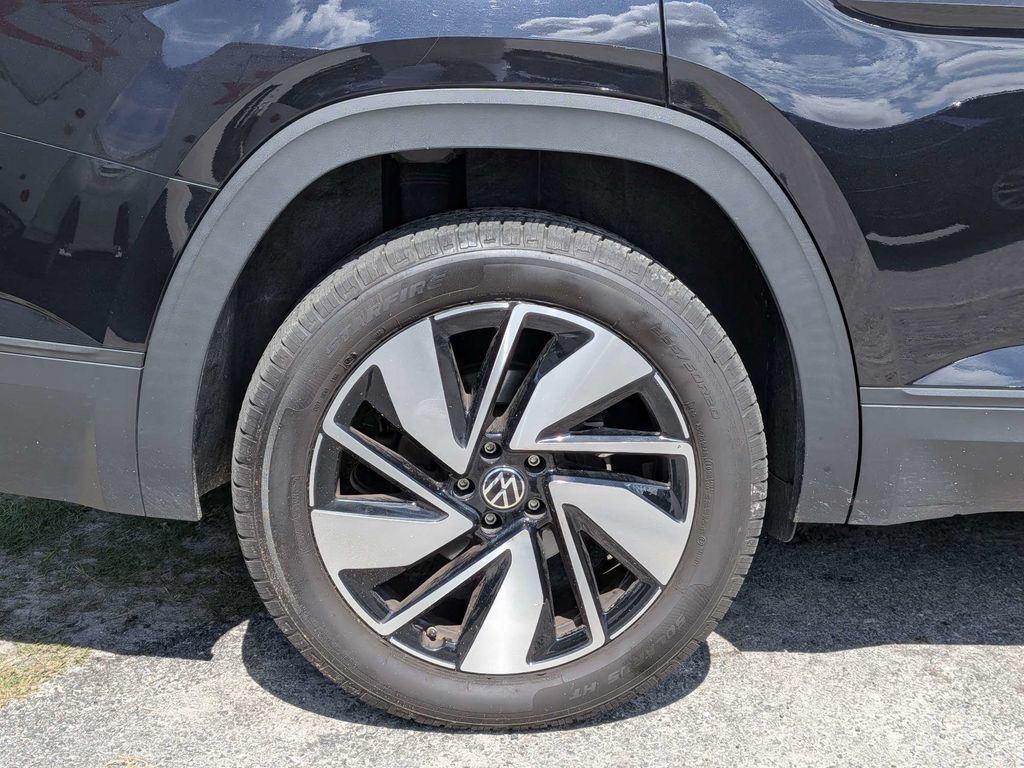 Used 2024  Volkswagen 2.0T SE w/Technology image 11