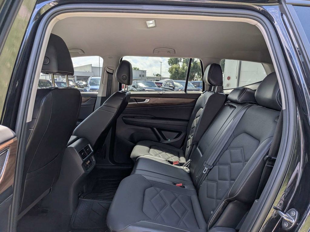 Used 2024  Volkswagen 2.0T SE w/Technology image 14