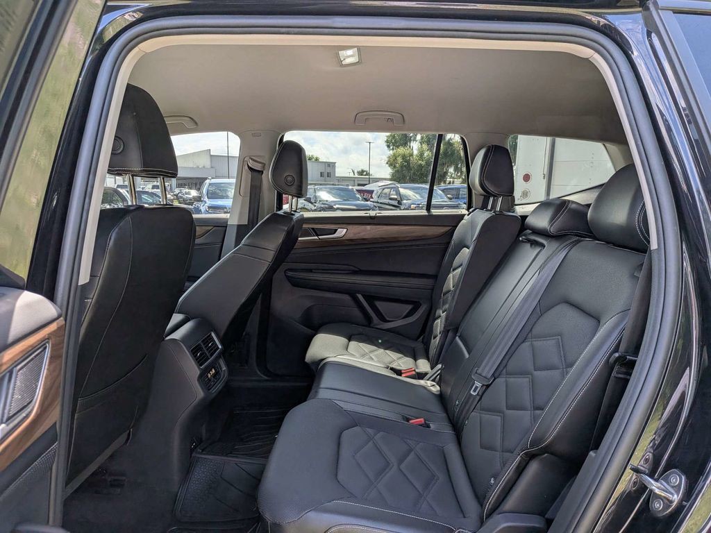 Used 2024  Volkswagen 2.0T SE w/Technology image 15