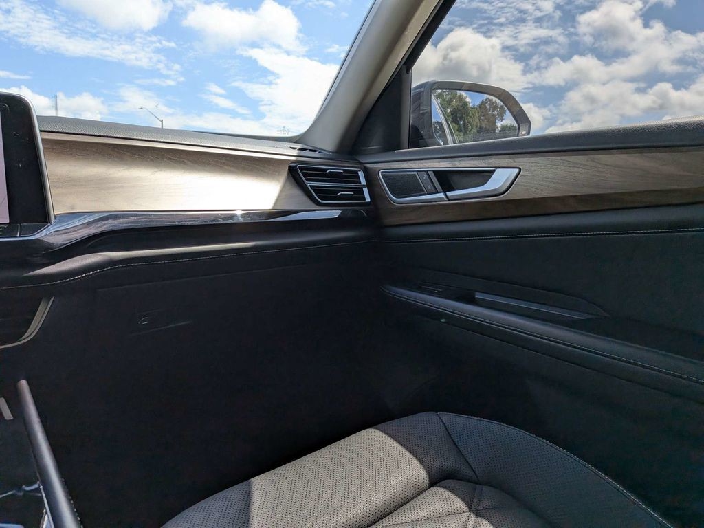Used 2024  Volkswagen 2.0T SE w/Technology image 18