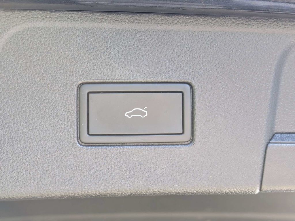 Used 2024  Volkswagen 2.0T SE w/Technology image 13