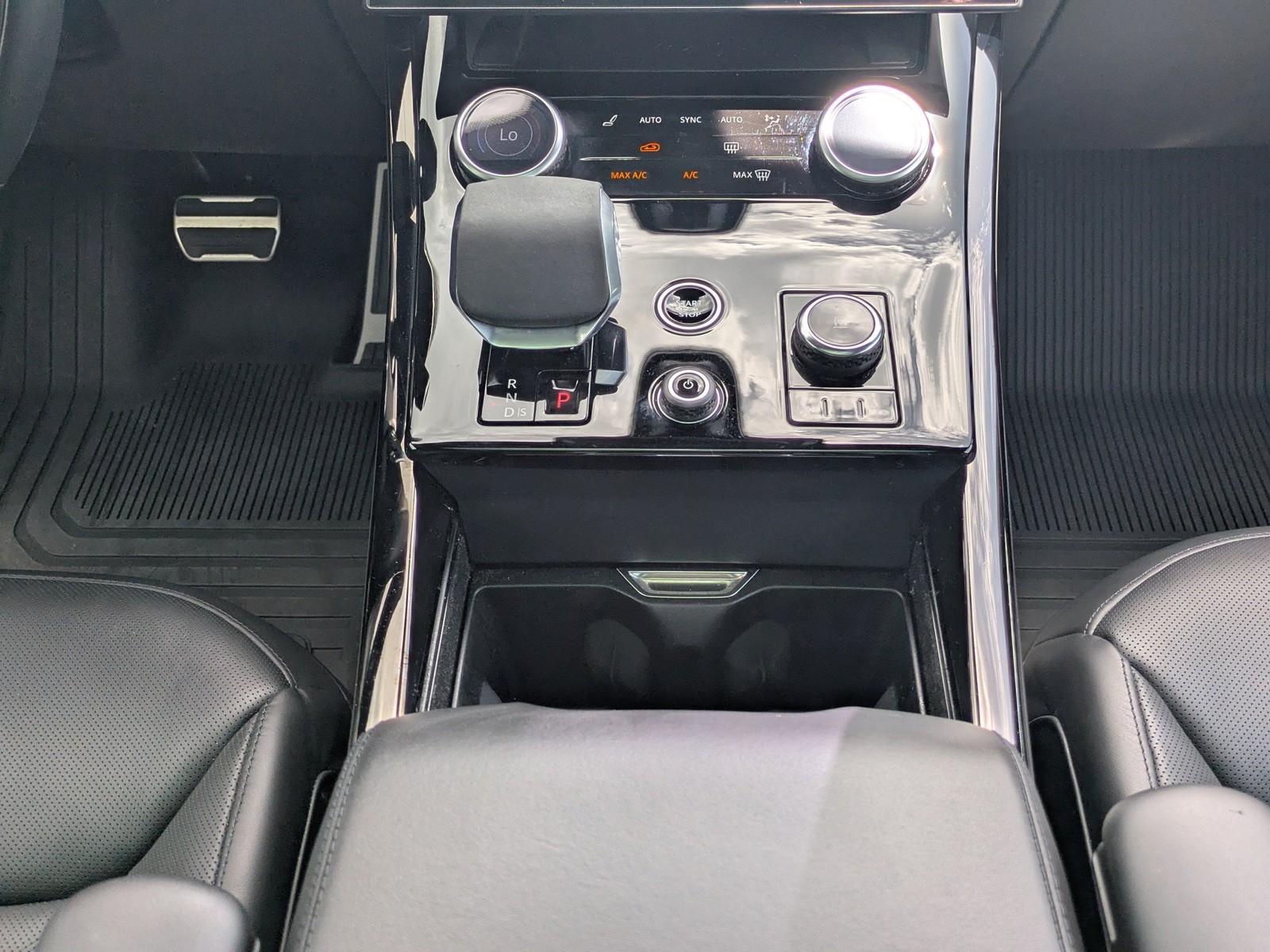 Used 2023 Black Land Rover SE Dynamic image 19