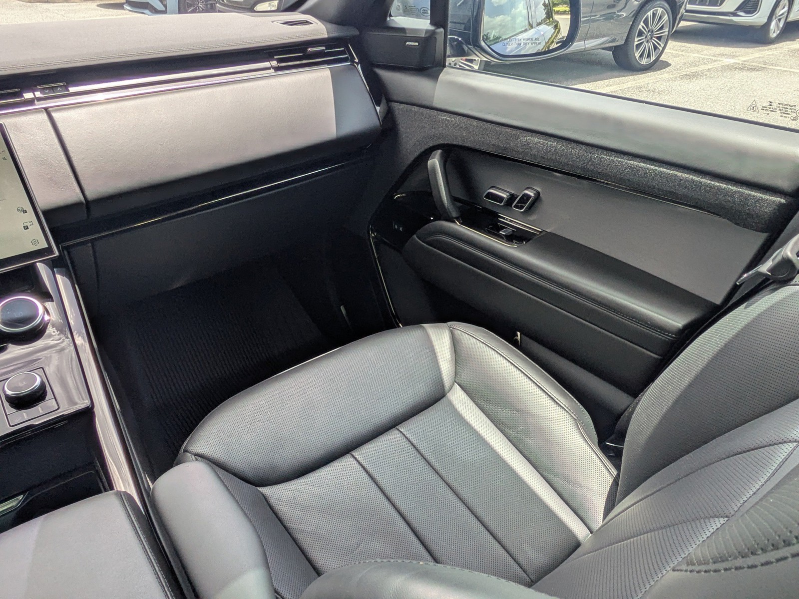 Used 2023 Black Land Rover SE Dynamic image 17