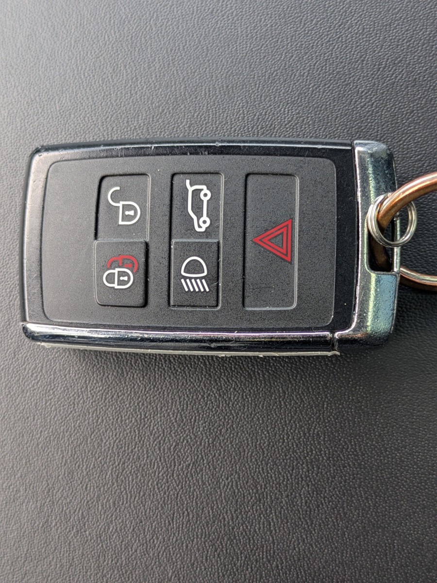 Used 2023 Black Land Rover SE Dynamic image 29