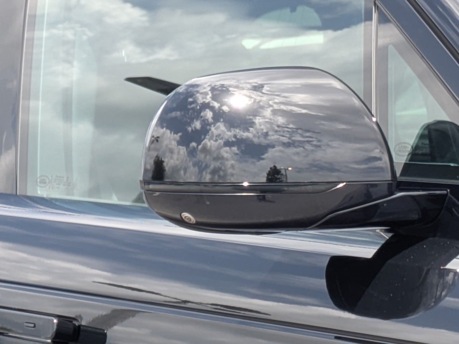 Used 2023 Black Land Rover SE Dynamic image 12