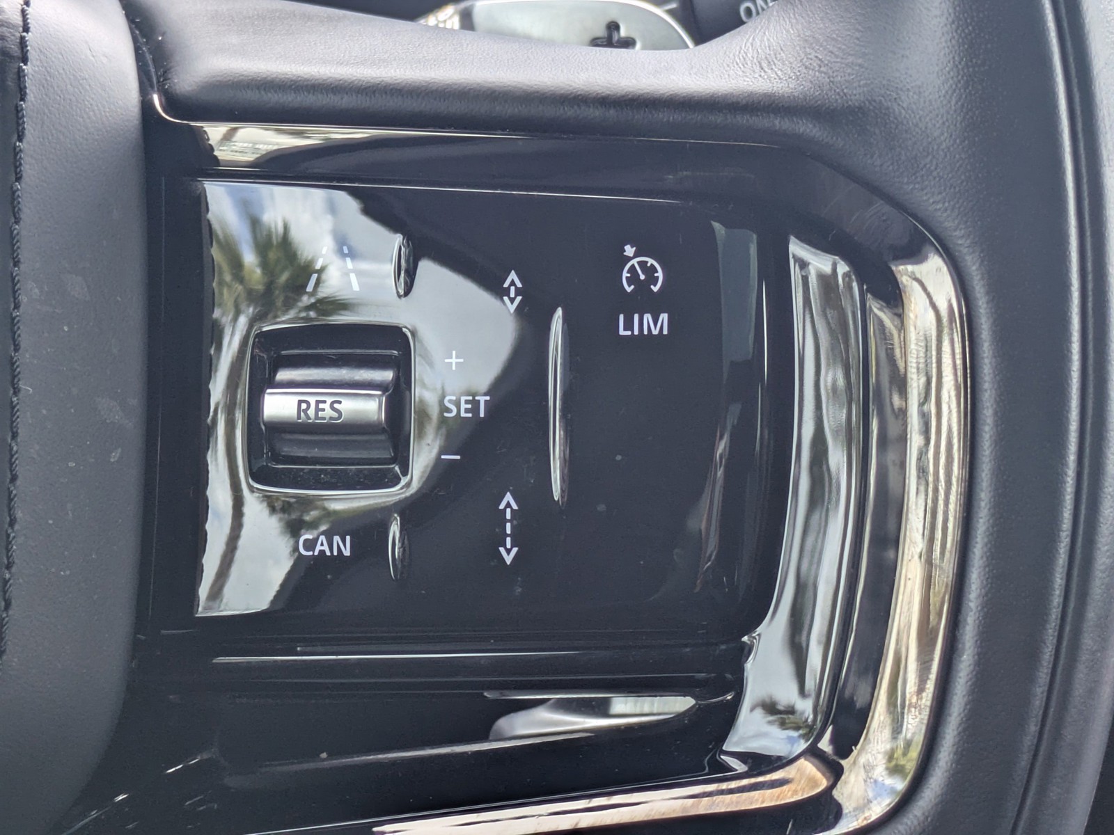 Used 2023 Black Land Rover SE Dynamic image 26