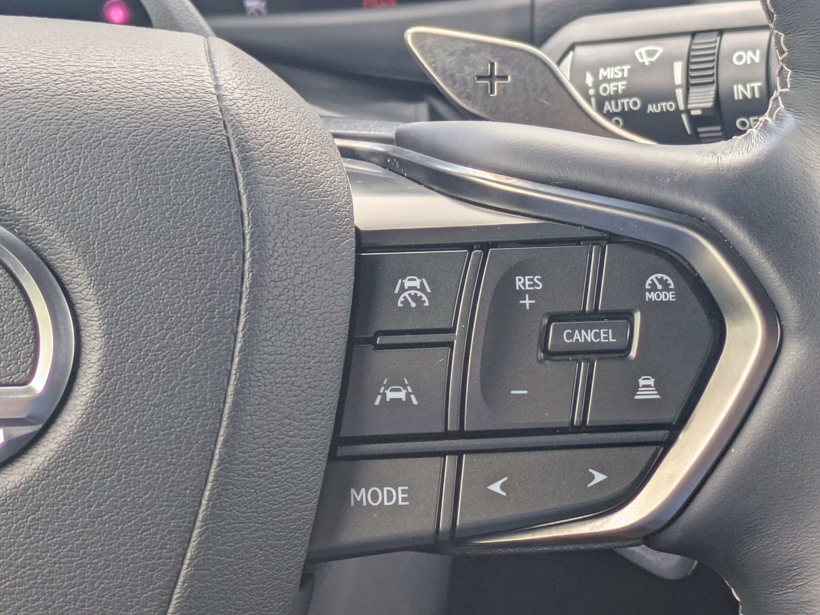 Used 2025 White Lexus 600 Luxury image 28