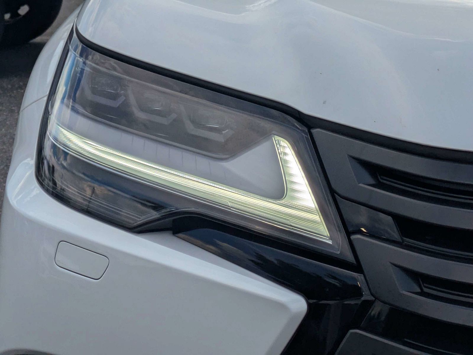 Used 2025 White Lexus 600 Luxury image 10