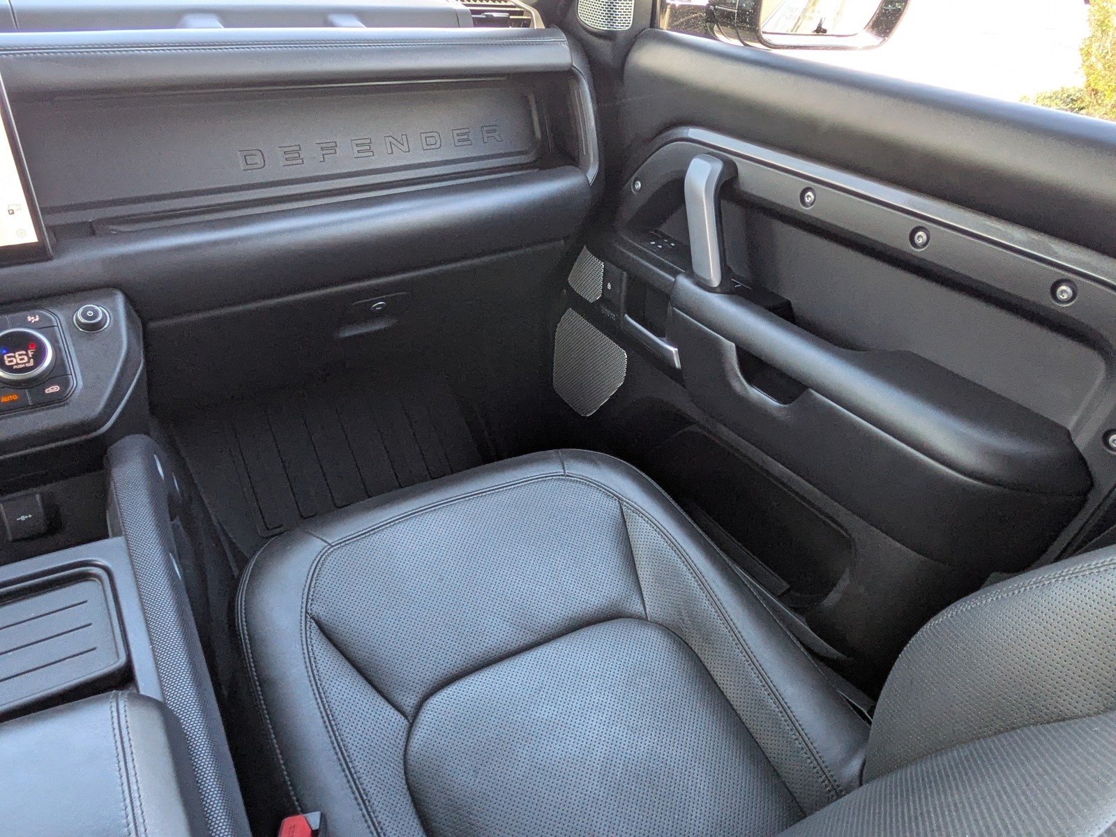 Used 2024 Gray Land Rover V8 image 17