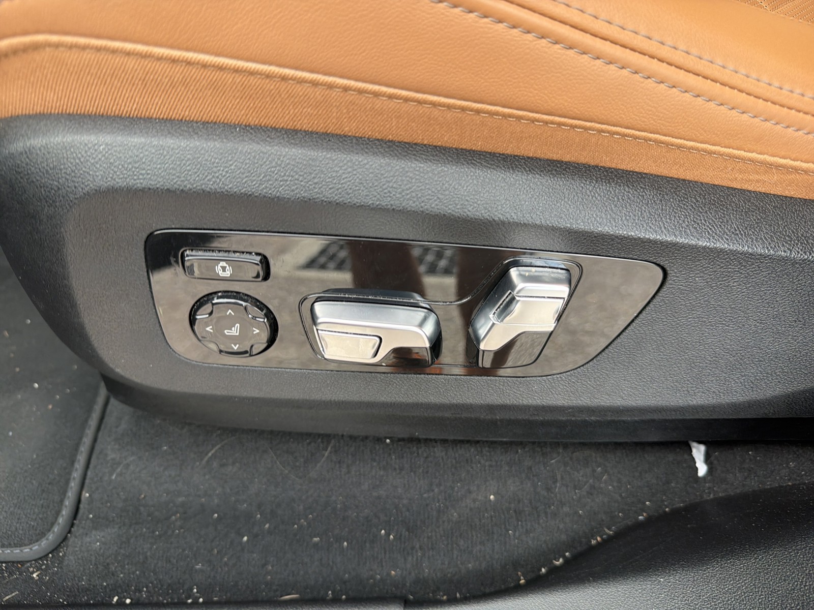 Certified Used 2025 Black BMW xDrive40i image 27