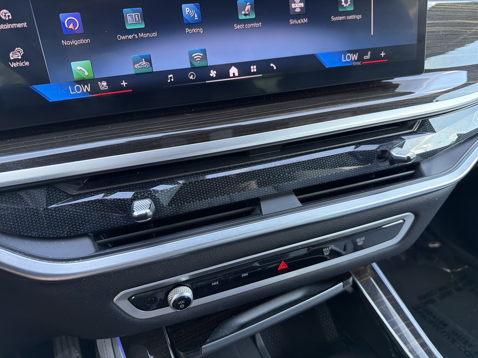 Used 2024 White BMW xDrive40i image 33