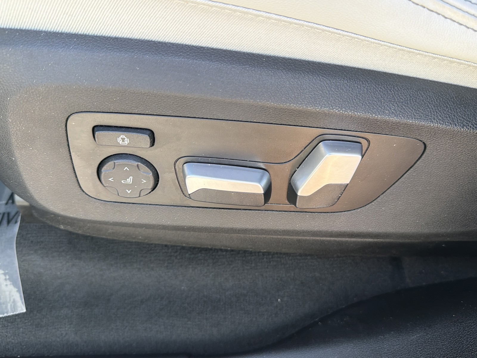 Used 2024 White BMW xDrive40i image 24