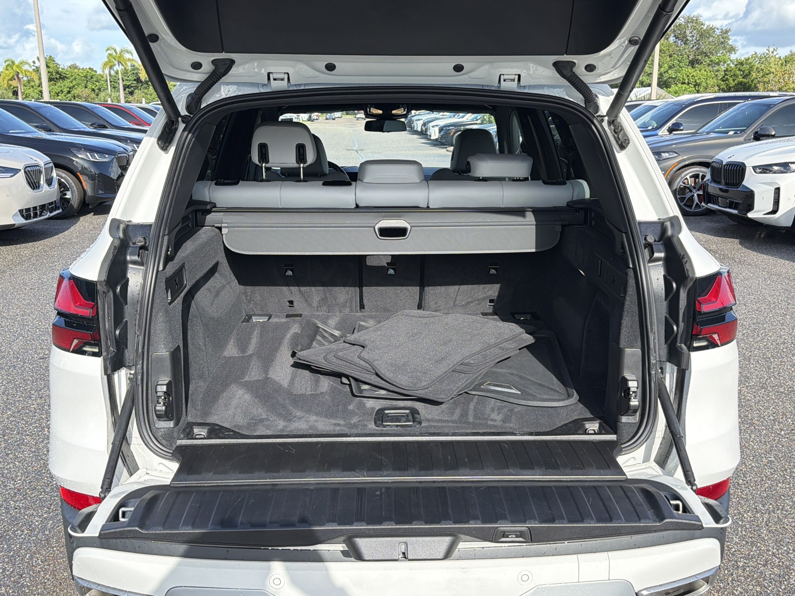 Used 2024 White BMW xDrive40i image 12