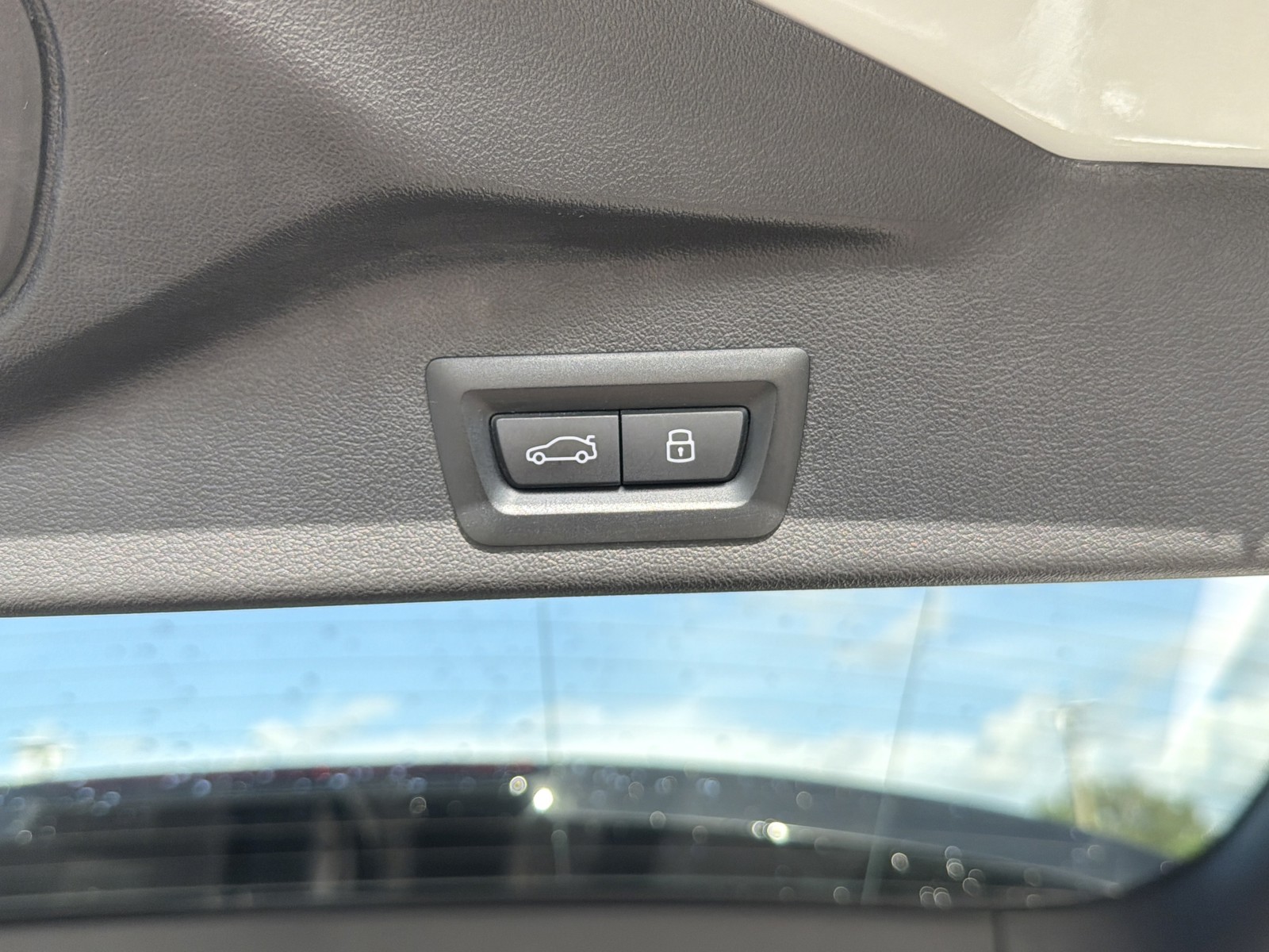Used 2024 White BMW xDrive40i image 13