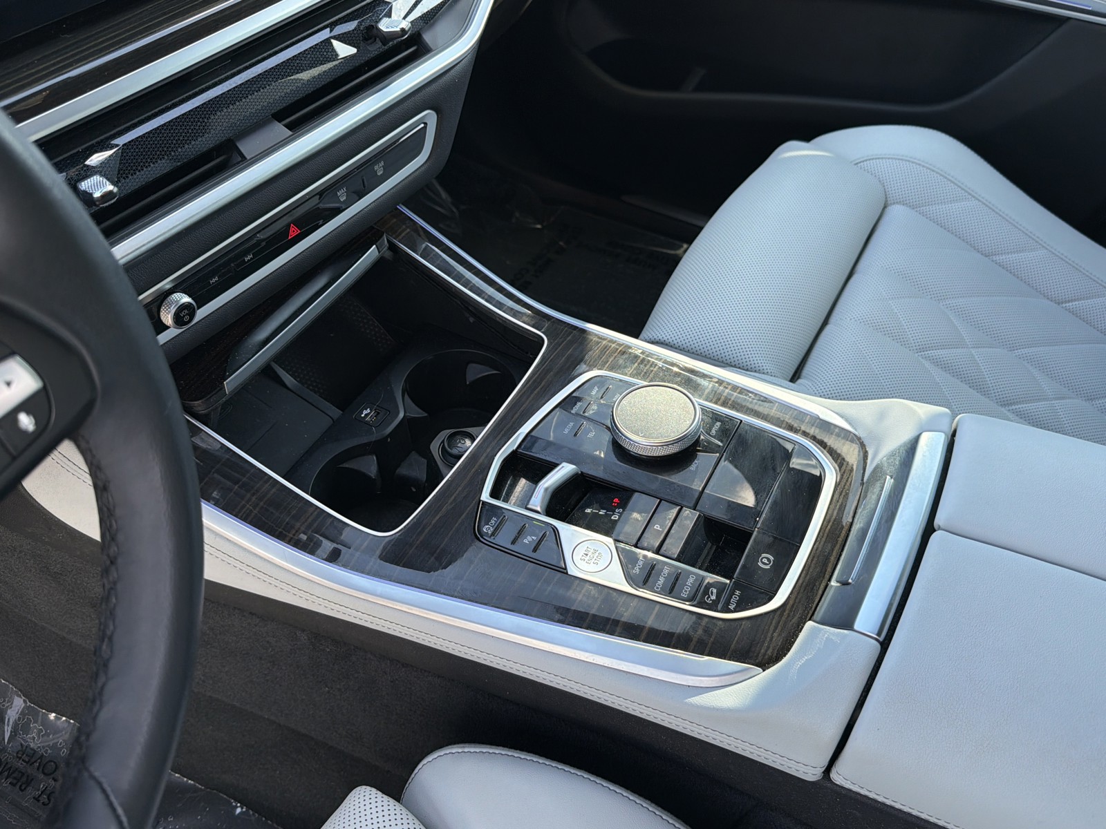 Used 2024 White BMW xDrive40i image 22