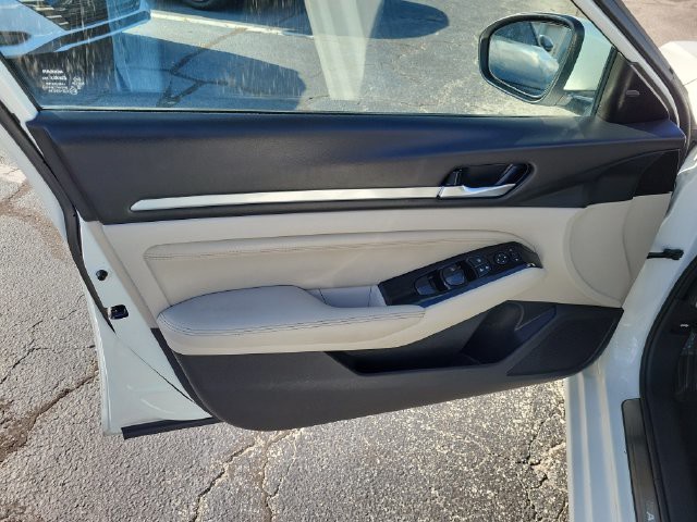 Used 2023 White Nissan 2.5 SL image 14