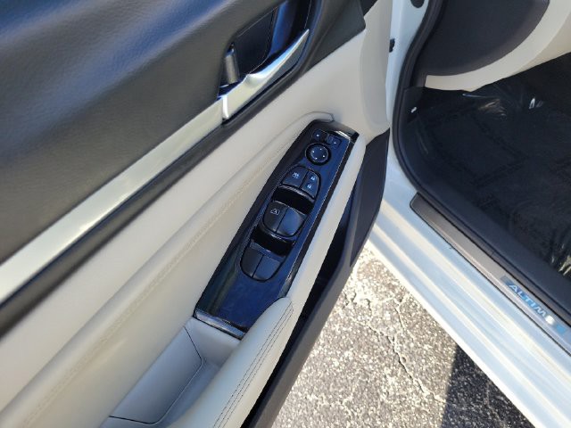 Used 2023 White Nissan 2.5 SL image 15