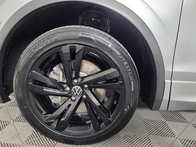 Used 2024  Volkswagen 2.0T SE R-Line Black image 8
