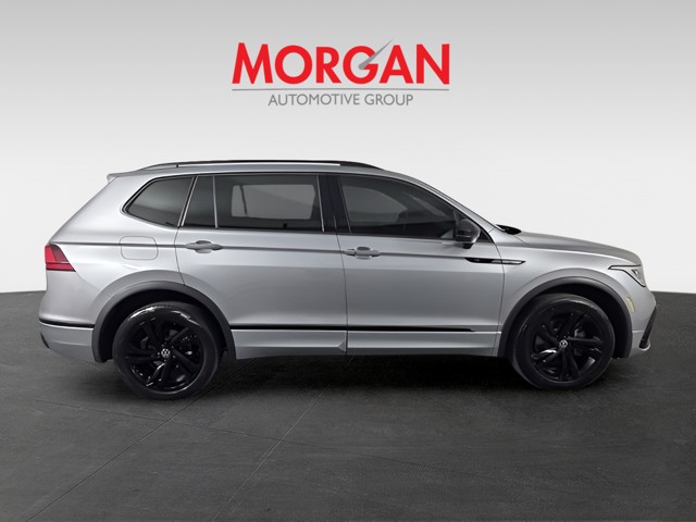 Used 2024  Volkswagen 2.0T SE R-Line Black image 4