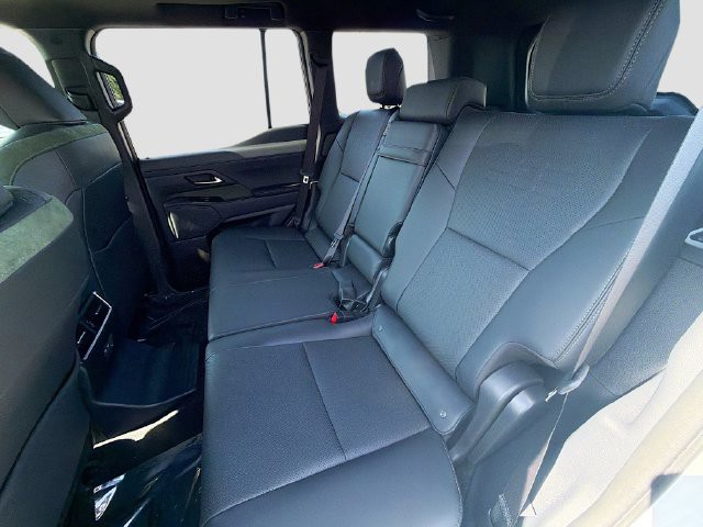 Used 2025 White Pearl Lexus GX 550 Overtrail image 19