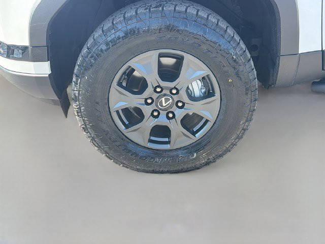 Used 2025 White Pearl Lexus GX 550 Overtrail image 38