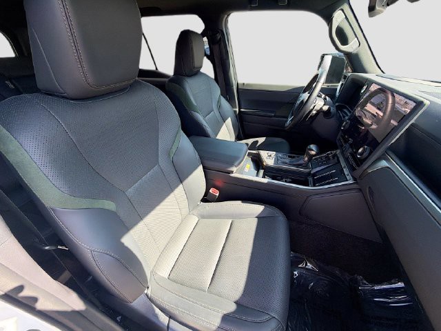 Used 2025 White Pearl Lexus GX 550 Overtrail image 13