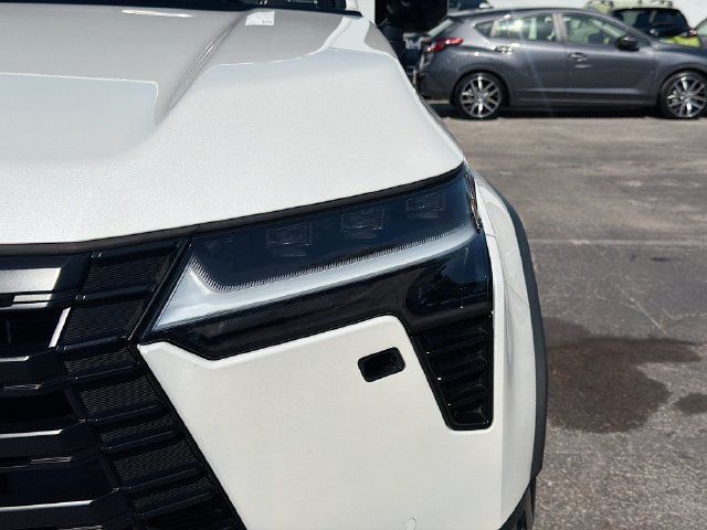 Used 2025 White Pearl Lexus GX 550 Overtrail image 8