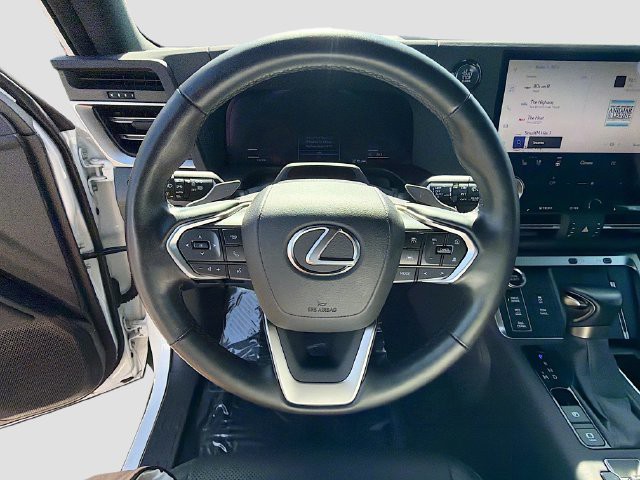 Used 2025 White Pearl Lexus GX 550 Overtrail image 35