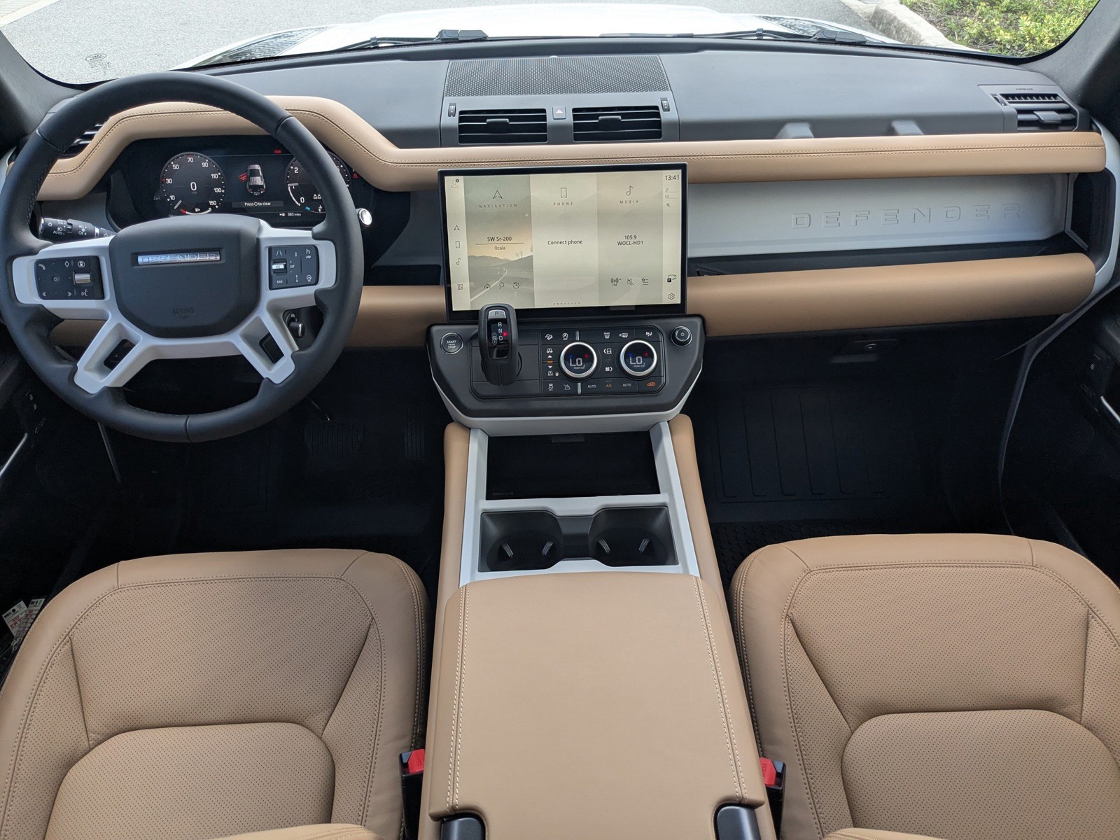 New 2026 White Land Rover X-Dynamic SE image 17