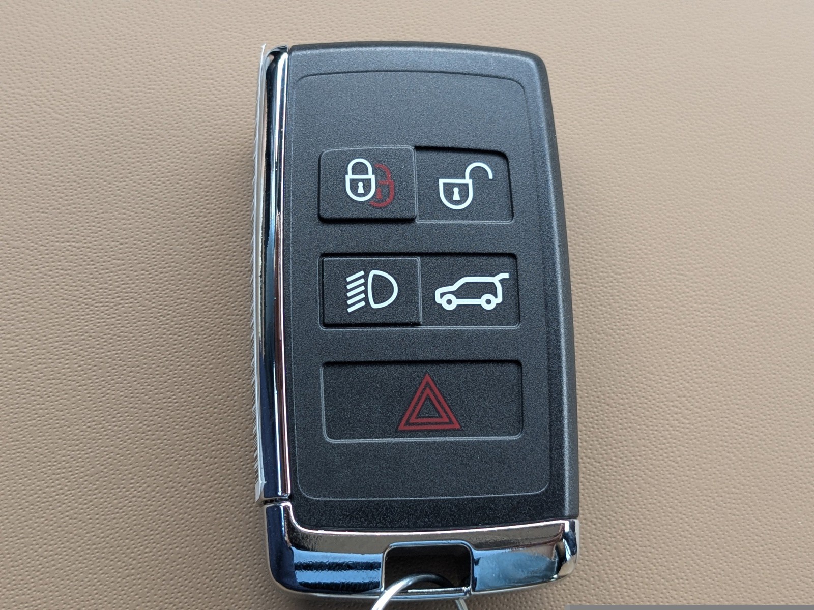 New 2026 White Land Rover X-Dynamic SE image 32