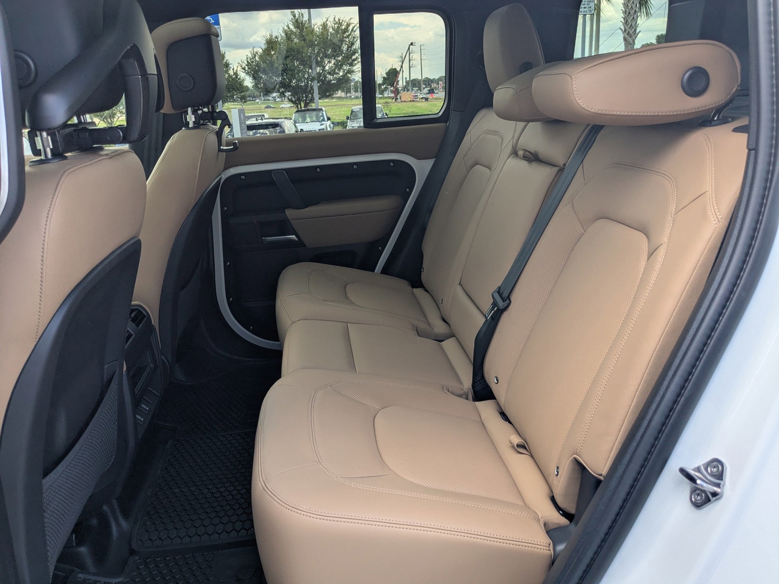 New 2026 White Land Rover X-Dynamic SE image 14
