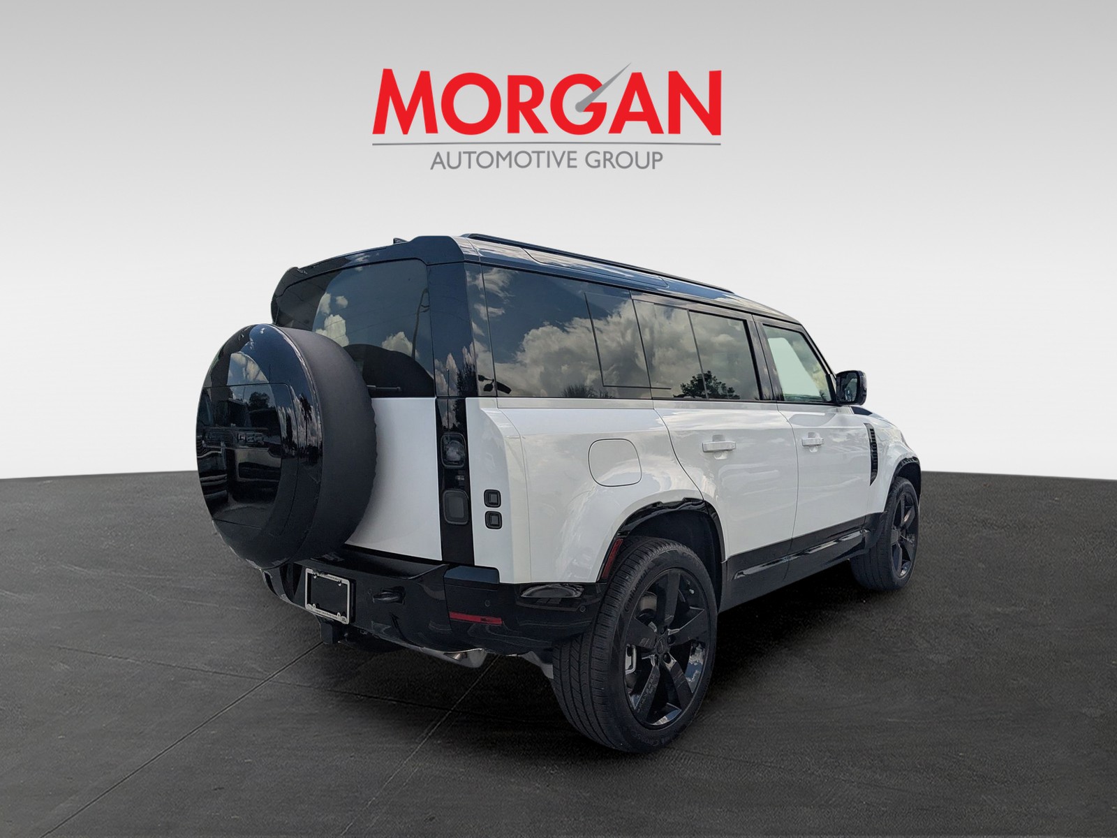 New 2026 White Land Rover X-Dynamic SE image 3