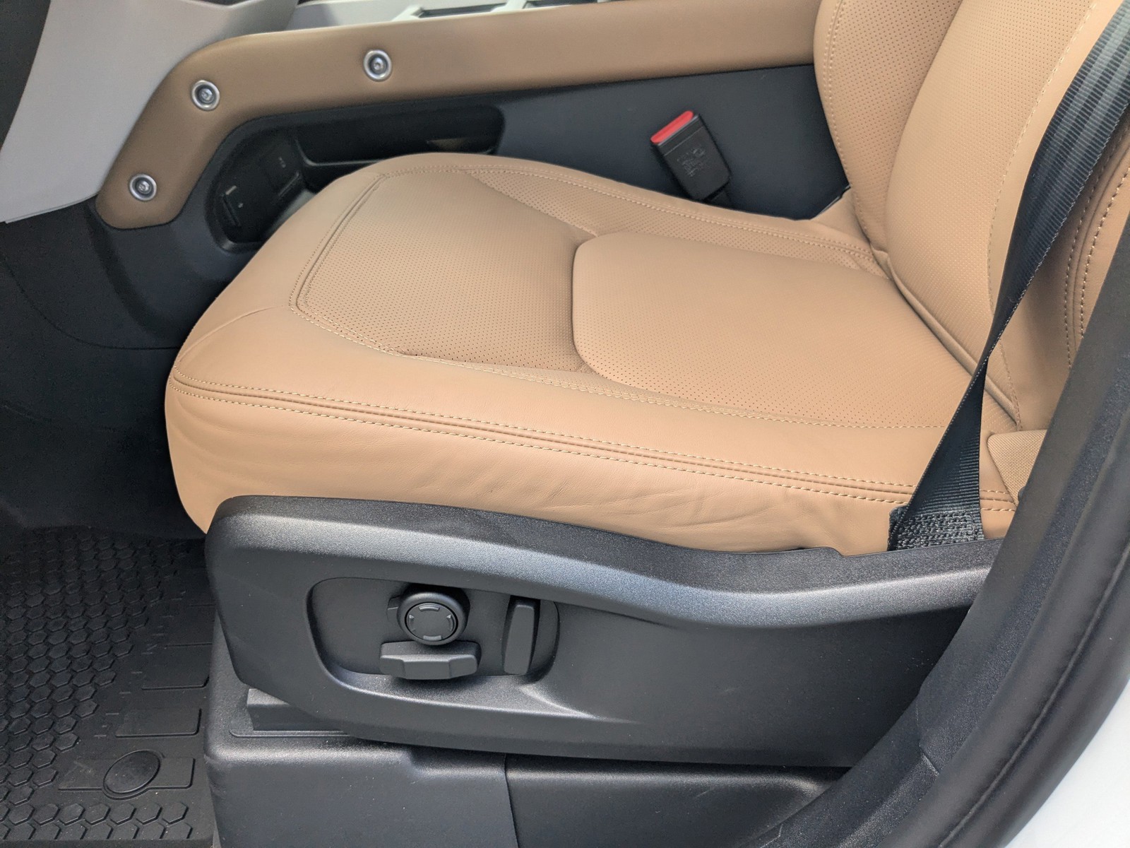 New 2026 White Land Rover X-Dynamic SE image 21