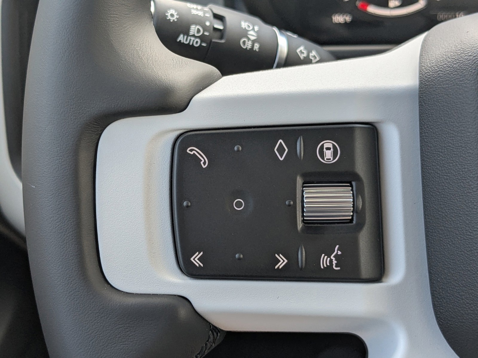 New 2026 White Land Rover X-Dynamic SE image 28