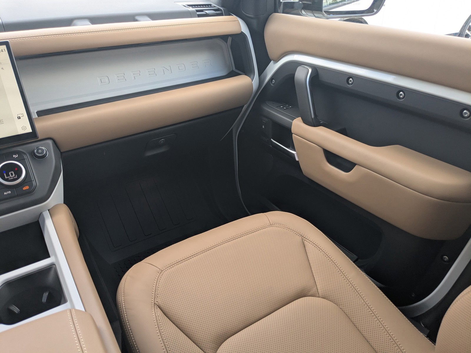 New 2026 White Land Rover X-Dynamic SE image 19
