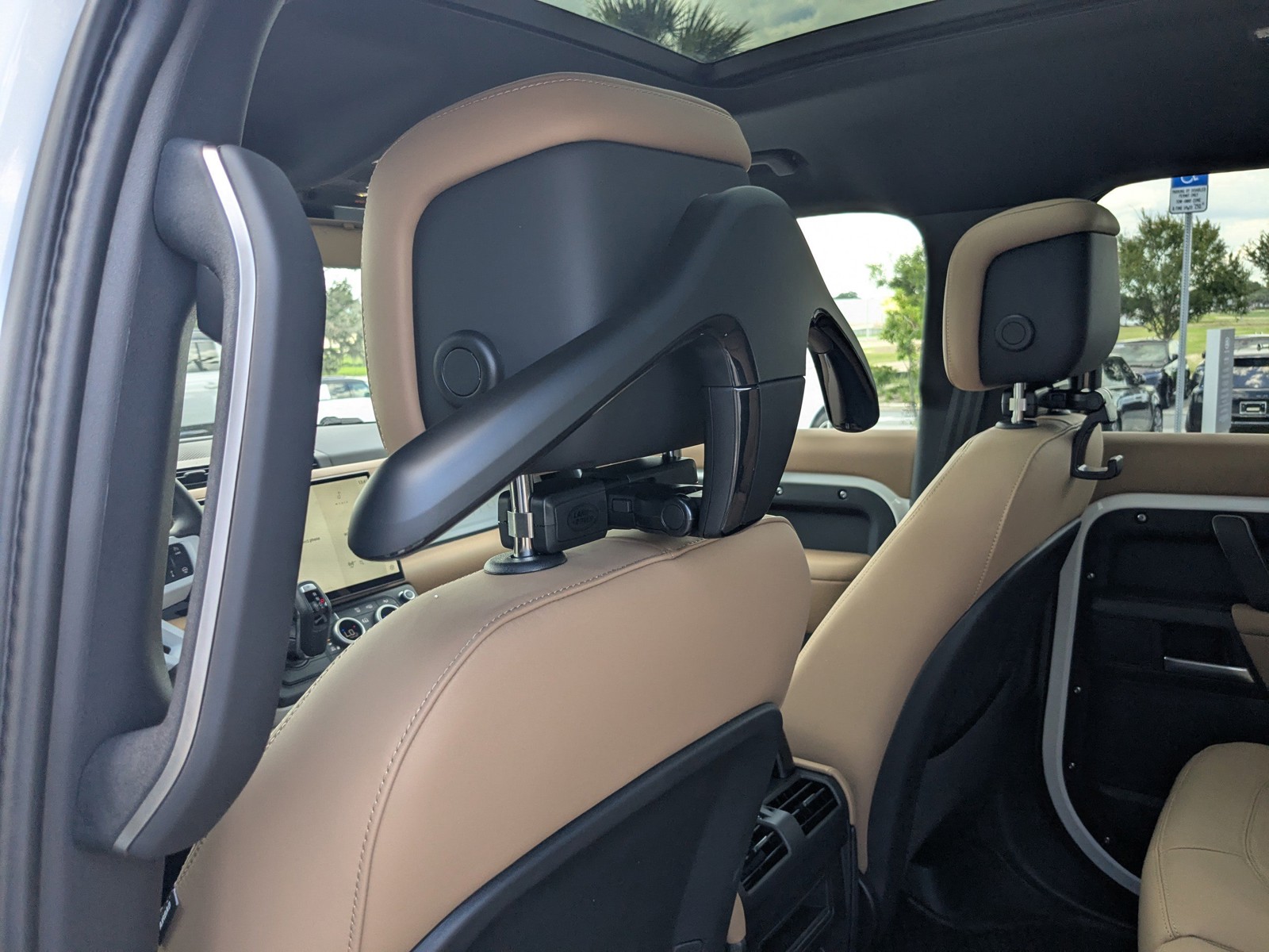 New 2026 White Land Rover X-Dynamic SE image 15