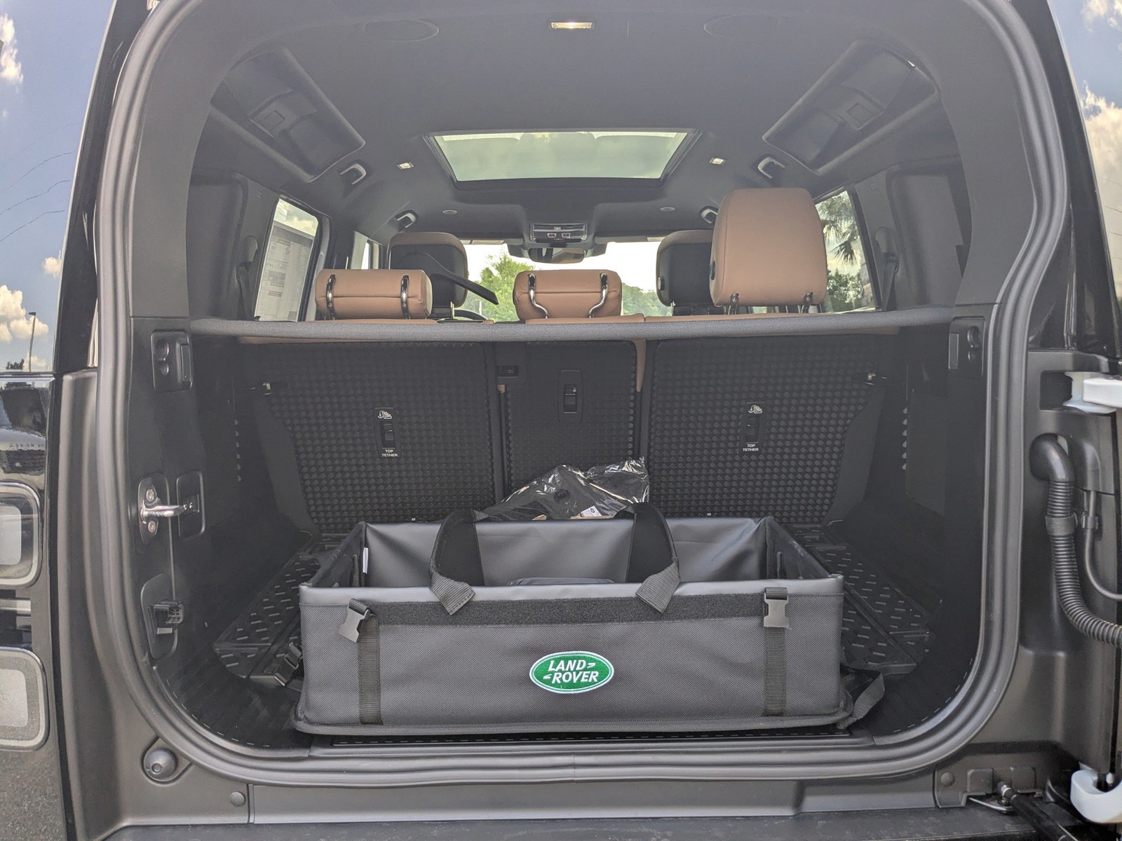 New 2026 White Land Rover X-Dynamic SE image 13
